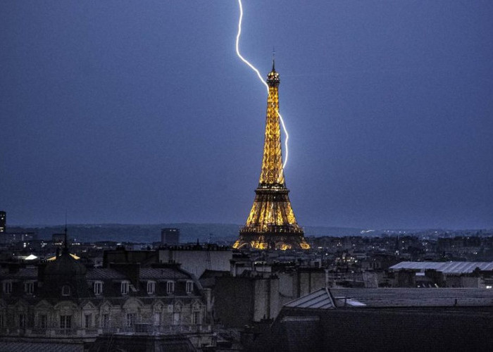 Menara Eiffel Disambar Petir di Tengah Badai yang Melanda Paris
