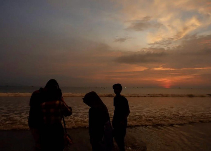 Fasilitas Lengkap dan Nyaman: Jadi Daya Tarik Utama Pantai Sanggar Saat Senja