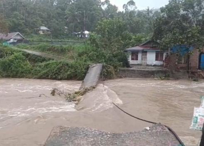 Jembatan di Sumatera Barat Putus Diterjang Banjir, Akses Warga Terisolasi