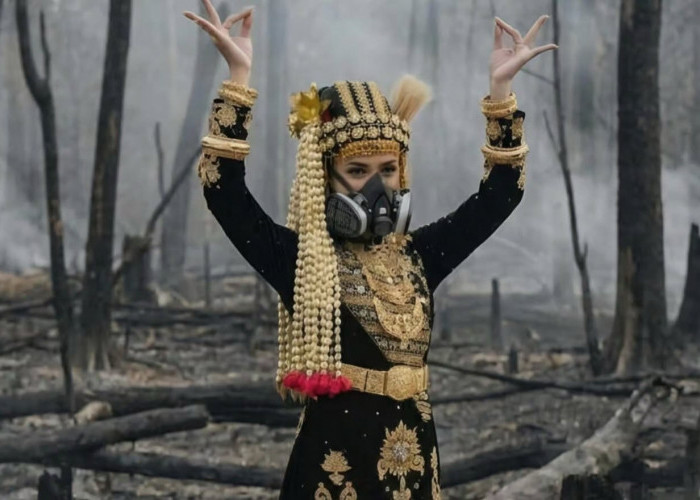 Lewat Busana Adat di Lahan Hangus, Seniman Sentil Persoalan Kebakaran