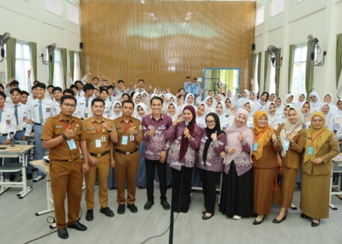 Dosen ITSNU Lampung Bekali Siswa SMAN 14 Bandar Lampung Kemampuan Public Speaking dalam LDK OSIS