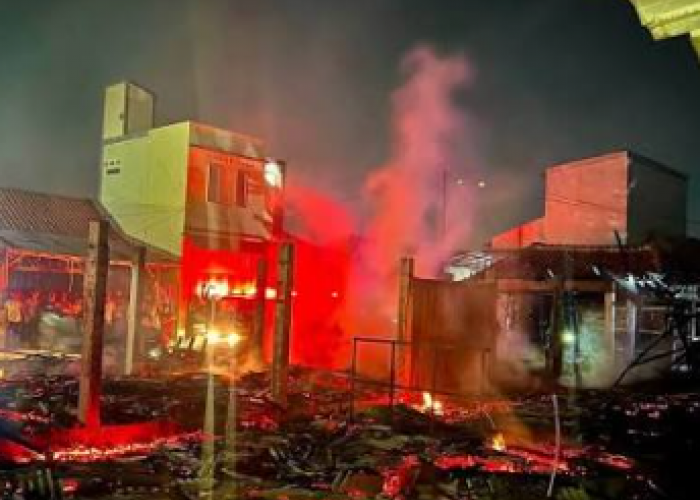 Tiga Kios Terbakar di Perempatan Pasar Margasari Tegal, Api Diduga Berasal dari Warung Sembako