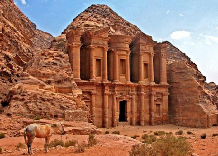 Petra: Keajaiban Tersembunyi di Balik Tebing Yordania