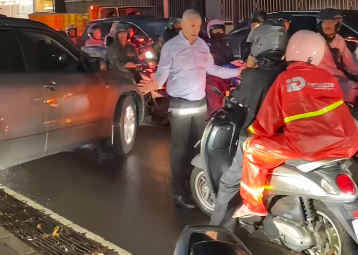 Aksi Bule di Tengah Kemacetan Kemang Jadi Sorotan, Turun ke Jalan Atur Lalu Lintas