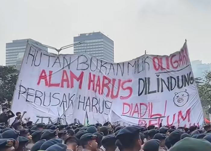 Massa Aksi Bentangkan Spanduk Segede Gaban, Tegaskan Hutan Bukan Milik Oligarki