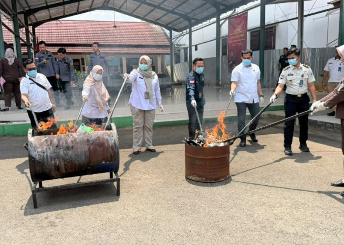 Kejari Lampung Timur Musnahkan Barang Bukti dari 39 Perkara, Ada Senpi Laras Panjang hingga Bong