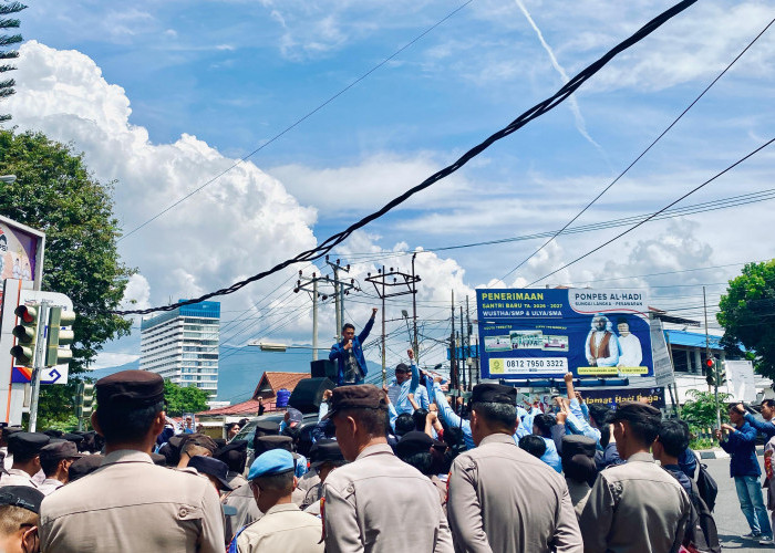 Aksi Mahasiswa Lampung Hadirkan Kristomei Sianturi di DPRD Lampung