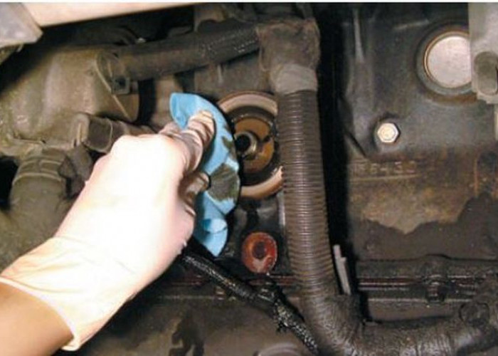 Oli Mesin Rembes? Jangan Sepelekan, Ini Dampak Fatalnya!