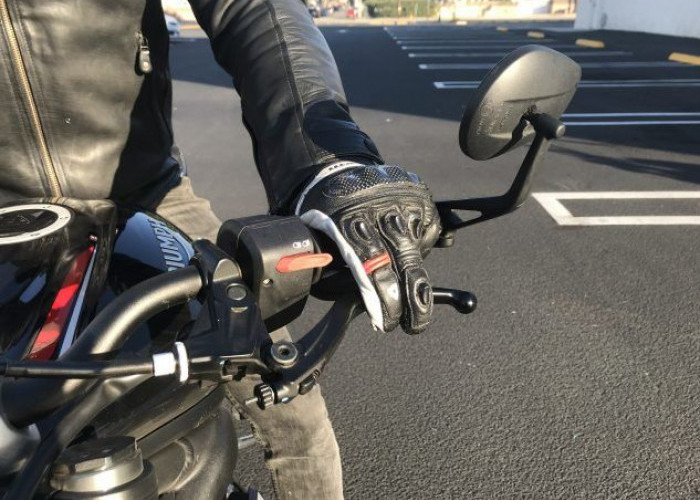 Jangan Coba-Coba Memasukan Gigi Motor Tanpa Kopling! Ini Risikonya Jika Belum Punya Quick Shifter