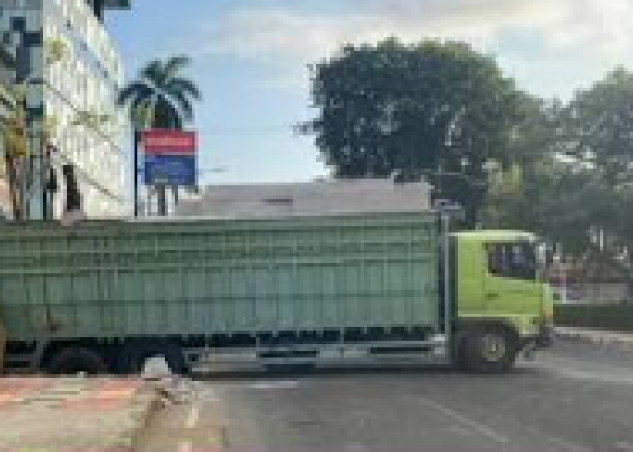 Truk Fuso Pengangkut Material Terperosok di Jalan Raden Intan, Lalu Lintas Bandar Lampung Macet