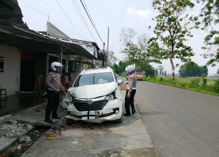Diduga Sopir Mengantuk, Avanza Tabrak Pasutri di Sekampung hingga Hantam Rumah Warga