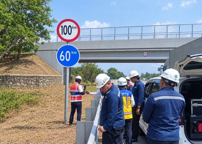 Rutin Cek Rambu dan Marka Tol Bakauheni–Terbanggi Besar, PT BTB Pastikan Tetap Aman bagi Pengguna Jalan