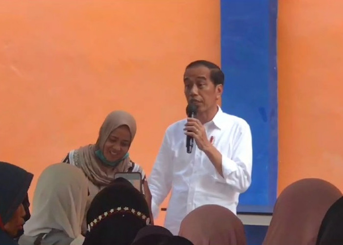 Tiba di Lampung Jokowi Bagikan Sembako dan Beras 10 Kg