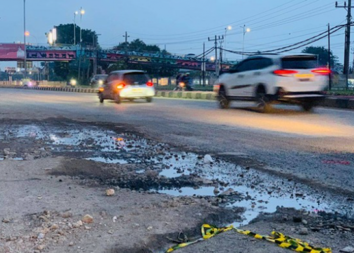 Jalan Berlubang di Way Halim Kembali Makan Korban, Warga Desak Perbaikan Segera