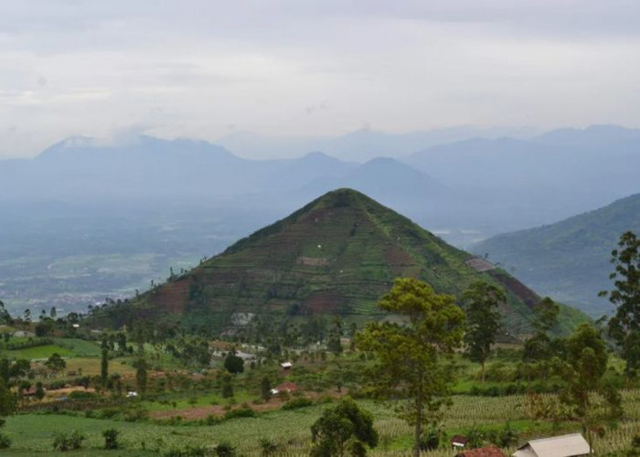 Gunung Padang: Piramida Tersembunyi di Puncak Bukit Jawa Barat