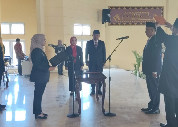 Bupati Ela Lantik Rustam Effendi Jadi Sekda Lamtim, Bantah Isu Titipan 'Orang Gede' 