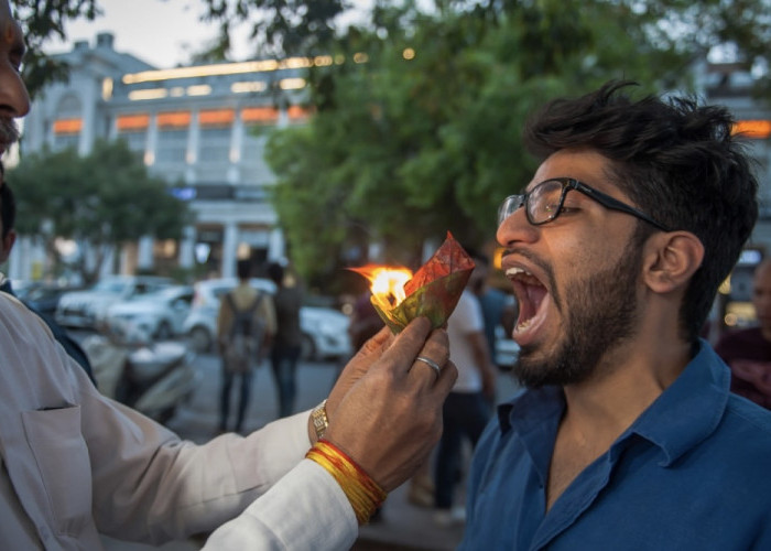 Camilan Ekstrem India Bikin Melongo, Fire Paan Disantap Saat Api Masih Menyala