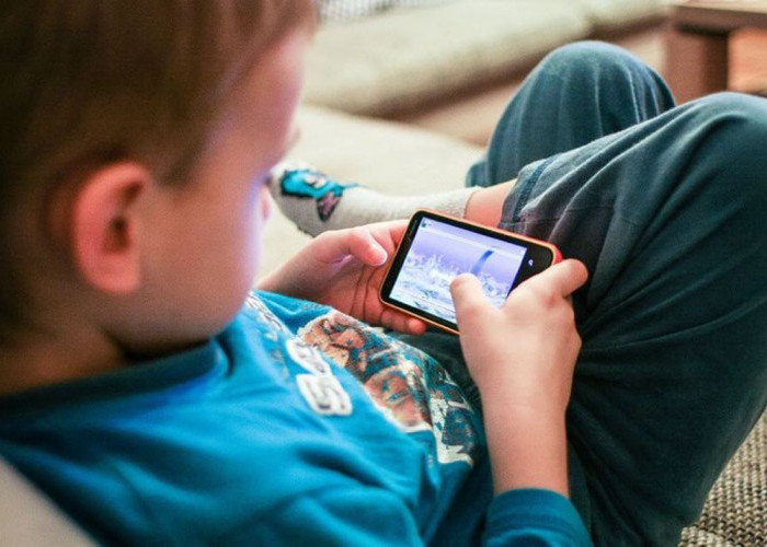 Anak Kecil Kecanduan Bermain Smartphone? Ini 7 Aktivitas Pengganti Screen Time