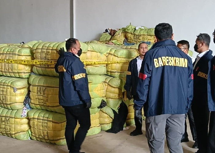  Bareskrim Bongkar Dugaan Impor Ilegal 1.257 Bal Pakaian Bekas di Subang, Nilainya Rp15 Miliar