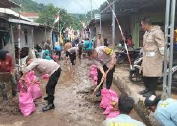 Banjir Kembali Rendam Bandar Lampung, Warga Terdampak Mulai Bersihkan Rumah dan Fasilitas Umum