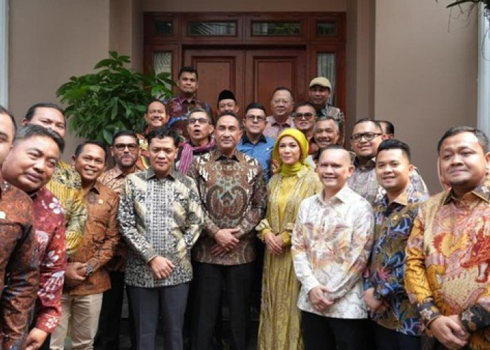 Komisi III DPR Sambangi Kediaman Kapolri Suyudi, Soroti Pembenahan Polri