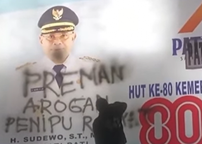 Aksi 13 Agustus Warga Pati, Coret Reklame Bupati Sudewo, Tuntut Lengser Karena Polemik Kenaikan Pajak