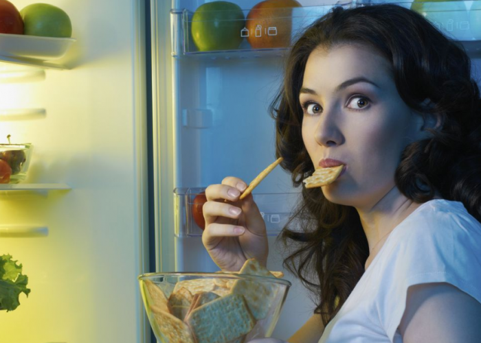 Bukan Cuma Kurang Tidur, Ini Alasan Begadang Bikin Perut Terasa Makin Lapar