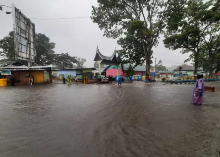 banjir tengah malam terjang bukit tinggi, 8 Rumah dan Mushola terdampak 