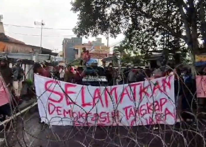 Temukan Dugaan Kecurangan Pemilu, Massa Demo Bawaslu Lampung 