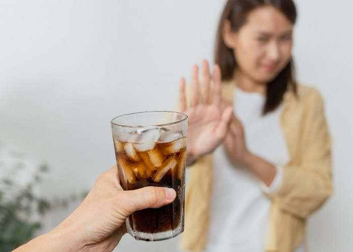 Benarkah Minum Es Saat Haid Berbahaya? Ini Penjelasan Medisnya