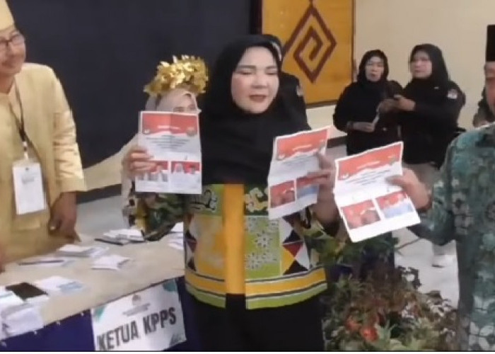  Calon petahana wali kota Bandarlampung Eva Dwiana bersama keluarg mencoblos di TPS 5 Kelurahan Palapa, Kecama