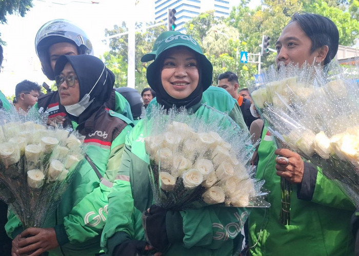 Aksi Damai: Ojol dan Polisi Tunjukkan Soliditas di Tengah Kota