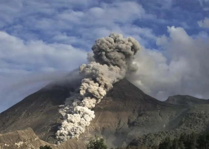 Gunung Ibu di Halmahera Barat Erupsi 5 Kali dalam Sehari, Warga Diimbau Waspada