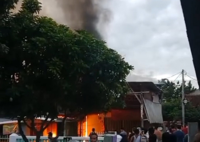Kebakaran Hebat, Tiga Bangunan Dilalap Si Jago Merah