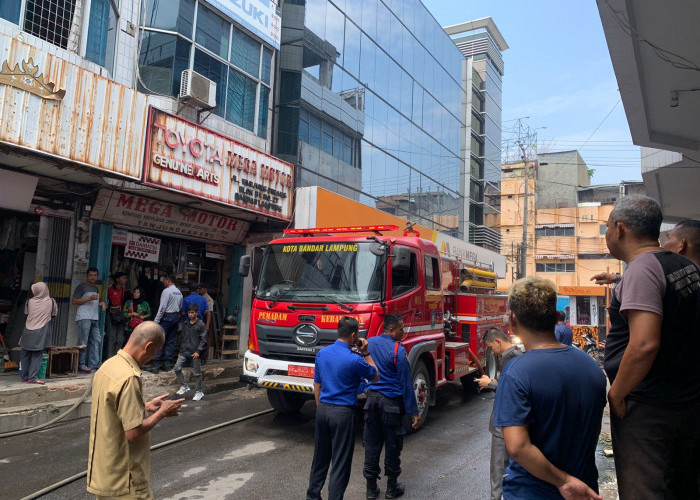 Breaking News : Diduga Konsleting Listrik, Ruko Empat Lantai di Pasar Tengah Terbakar