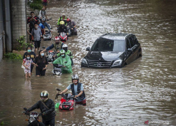 BMKG Peringatkan Hujan Lebat Ekstrem Serang 30 Provinsi Mulai Hari Ini, Banjir Longsor Mengancam Lagi!