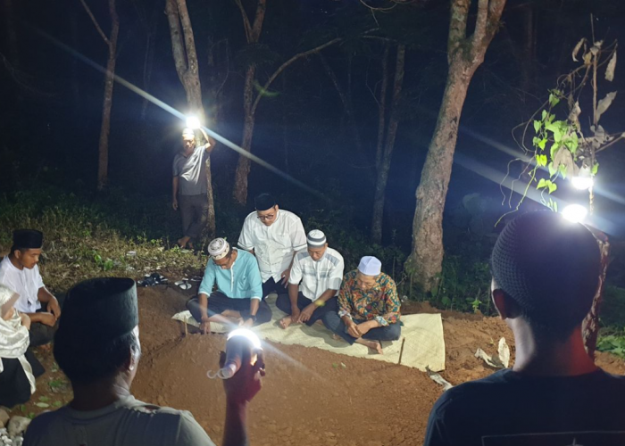 Dimakamkan Malam Hari, Jenazah Siswa Latsarmil Kopdes Merah Putih Novia Diantar dengan Penerangan Seadanya