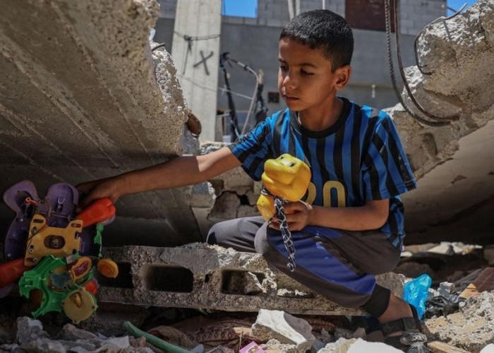 Anak-Anak di Gaza Bermain di Tengah Reruntuhan Bangunan, Potret Masa Kecil di Tengah Dampak Konflik