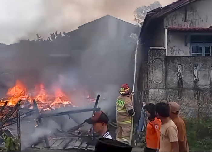 Api Lahap Dua Rumah di Bandar Lampung, Sumber Diduga Akibat Charger HP 