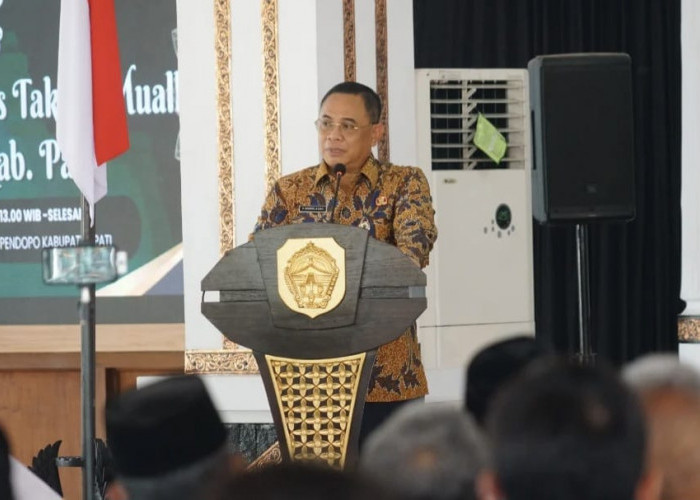 Viral! Bupati Pati Minta Maaf Diantara Lemparan Botol dan Sandal Demonstran