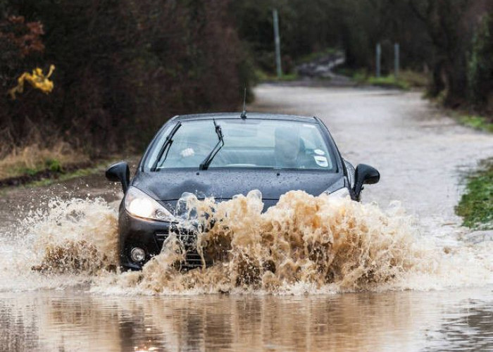 Segera Cek Bagian Ini Pada Kendaraan Anda Setelah Menerabas Banjir