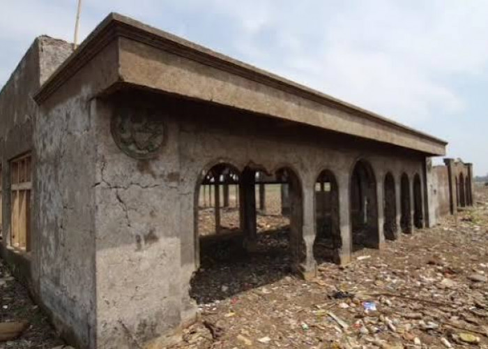 Masjid Lama Muncul Kembali di Tengah Surutnya Air Waduk Jatigede