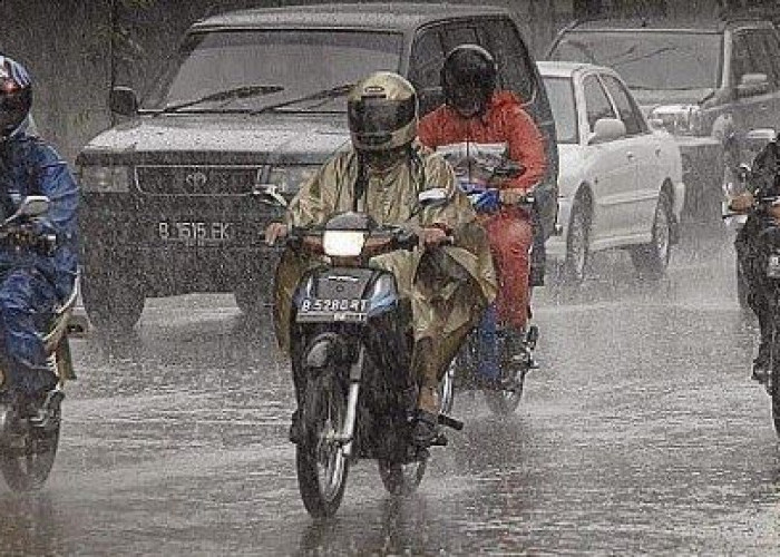 Hujan Datang Tanpa Aba-aba, Pengendara di Bandar Lampung Diminta Selalu Sedia Jas Hujan