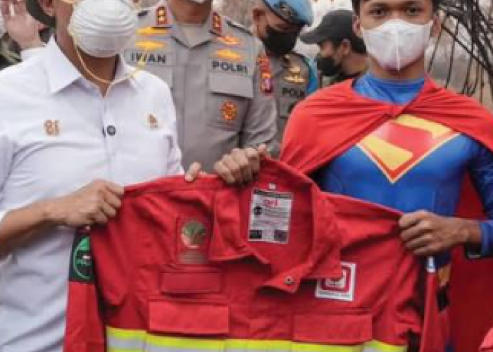 Berkostum Superman, Pemuda Ikut Padamkan Karhutla di Palangka Raya