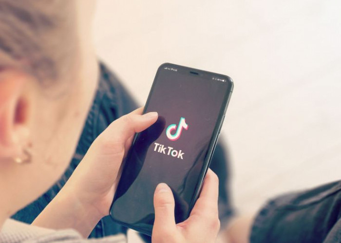 Diktator Budaya Digital: Bagaimana TikTok Mengatur Apa yang Kita Beli dan Dengar