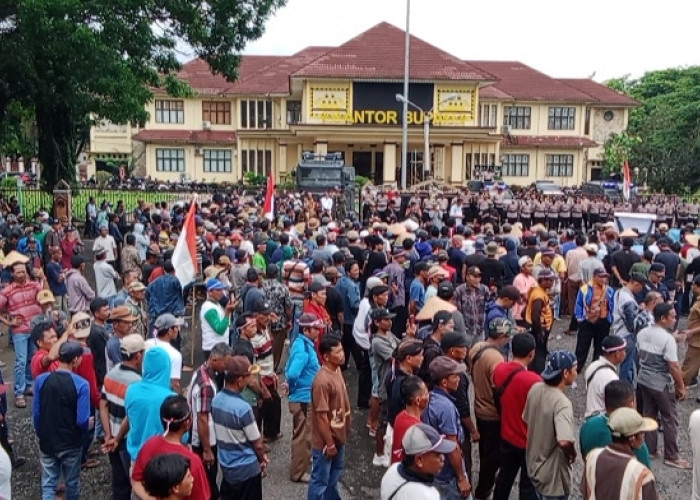 Petani Singkong Demo, Jalintim Macet Hinga Tujuh Kilometer : Pemda Dinilai Gagal Sejahterakan Petani