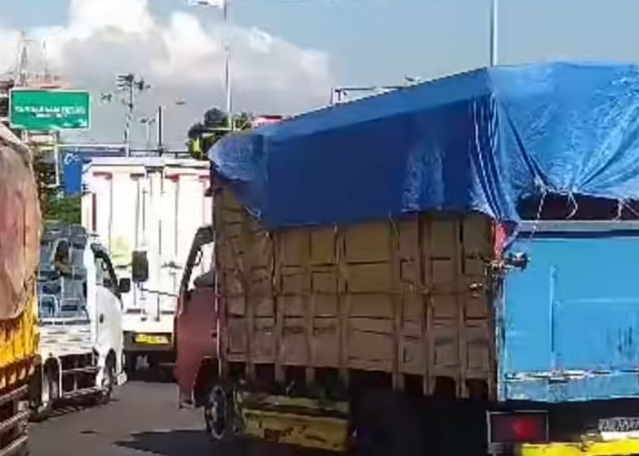Antrean 'Horor' Kendaraan di Ketapang, Lonjakan Truk Logistik dan Perbaikan Dermaga Jadi Sorotan
