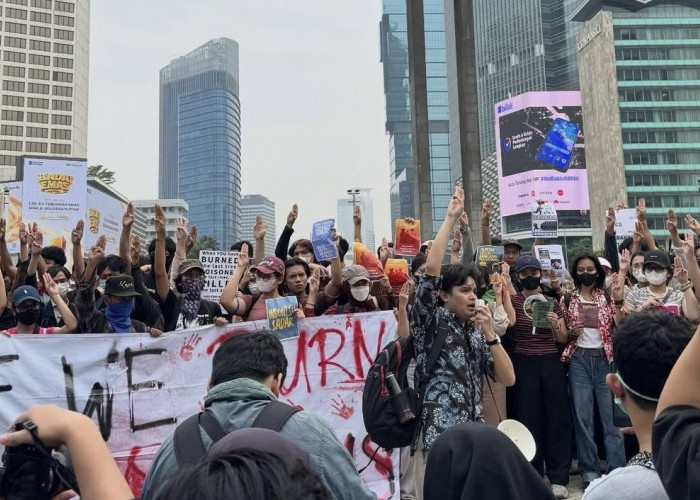 Salam Tiga Jari Kerap Muncul Saat Demonstrasi, Ini Makna di Baliknya