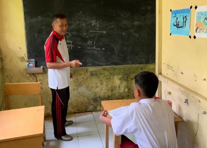 Kisah Guru SD di Pelosok Malang yang Tetap Mengabdi di Tengah Keterbatasan