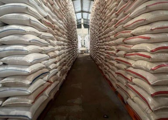 Ratusan Warga Tapteng Nekat Serbu & Menjarah Gudang Bulog Keputusasaan di Tengah Krisis Bantuan Paska Bencana